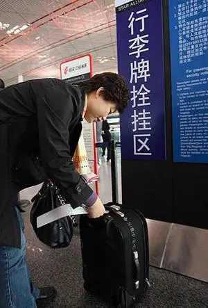 超高频RFID机场行李分拣，该选择RFID设备还是二维码扫描器？